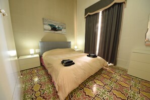 3 quartos, cofres nos quartos, escrivaninha, quartos à prova de som