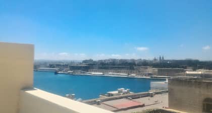 Superb middelalderske rekkehus med flott utsikt over Valletta