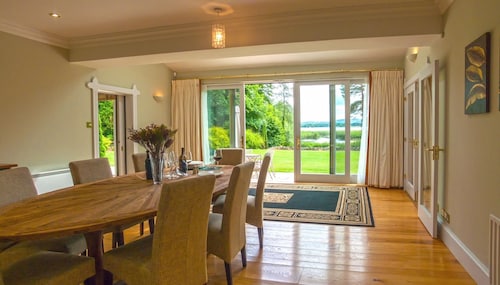 Fabulous Lakeshore House with private Jetty on Lough Derg