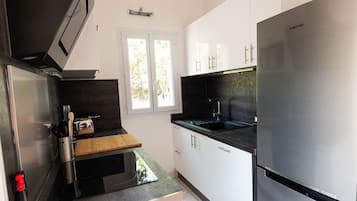 Frigorífico, microondas, horno y placa de cocina