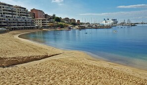 On the beach - Waterfront studio in recent building (Propriano)