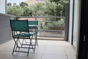 Outdoor dining - Waterfront studio in recent building (Propriano)
