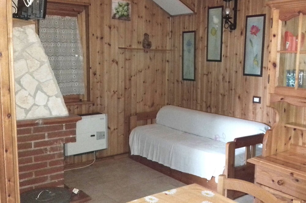 Mountain house covered in wood with fireplace 5 beds