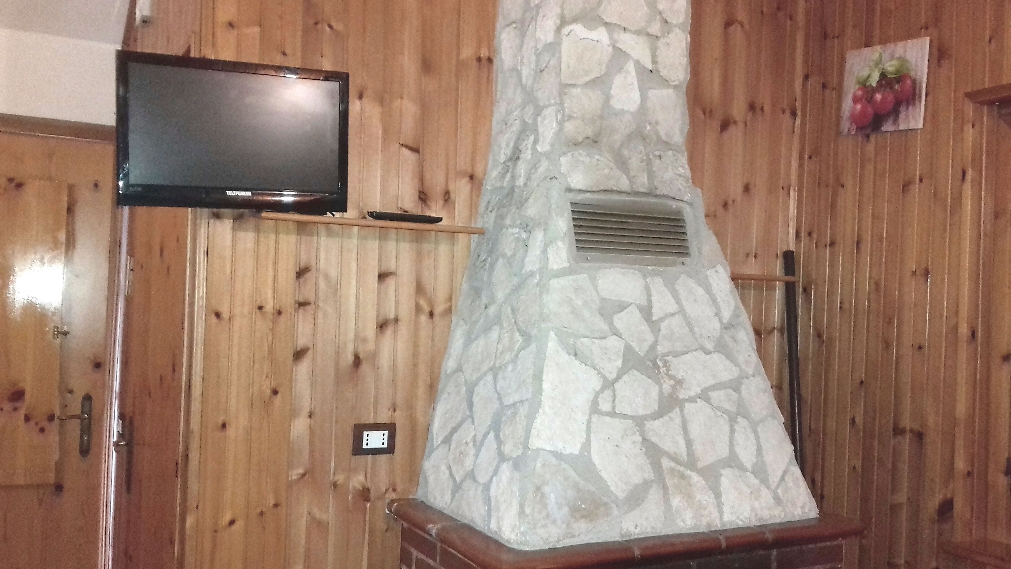  Mountain house covered in wood with fireplace 5 beds