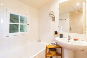 Combined shower/bathtub, towels, soap, shampoo