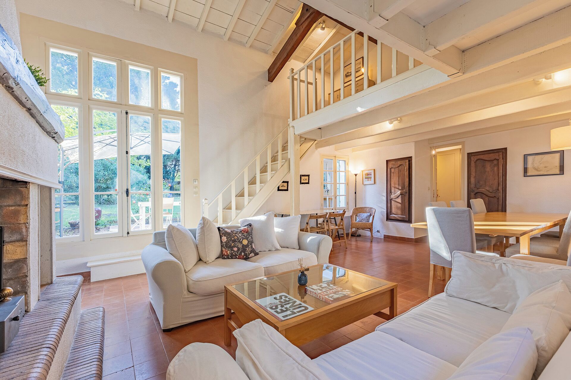 تلفزيون، مدفأة، تنس طاولة، كُتُب