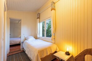 4 bedrooms, iron/ironing board, WiFi, bed sheets