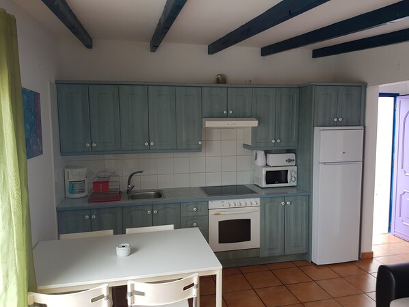 Mikrowelle, Wasserkocher mit Kaffee-/Teezubehör