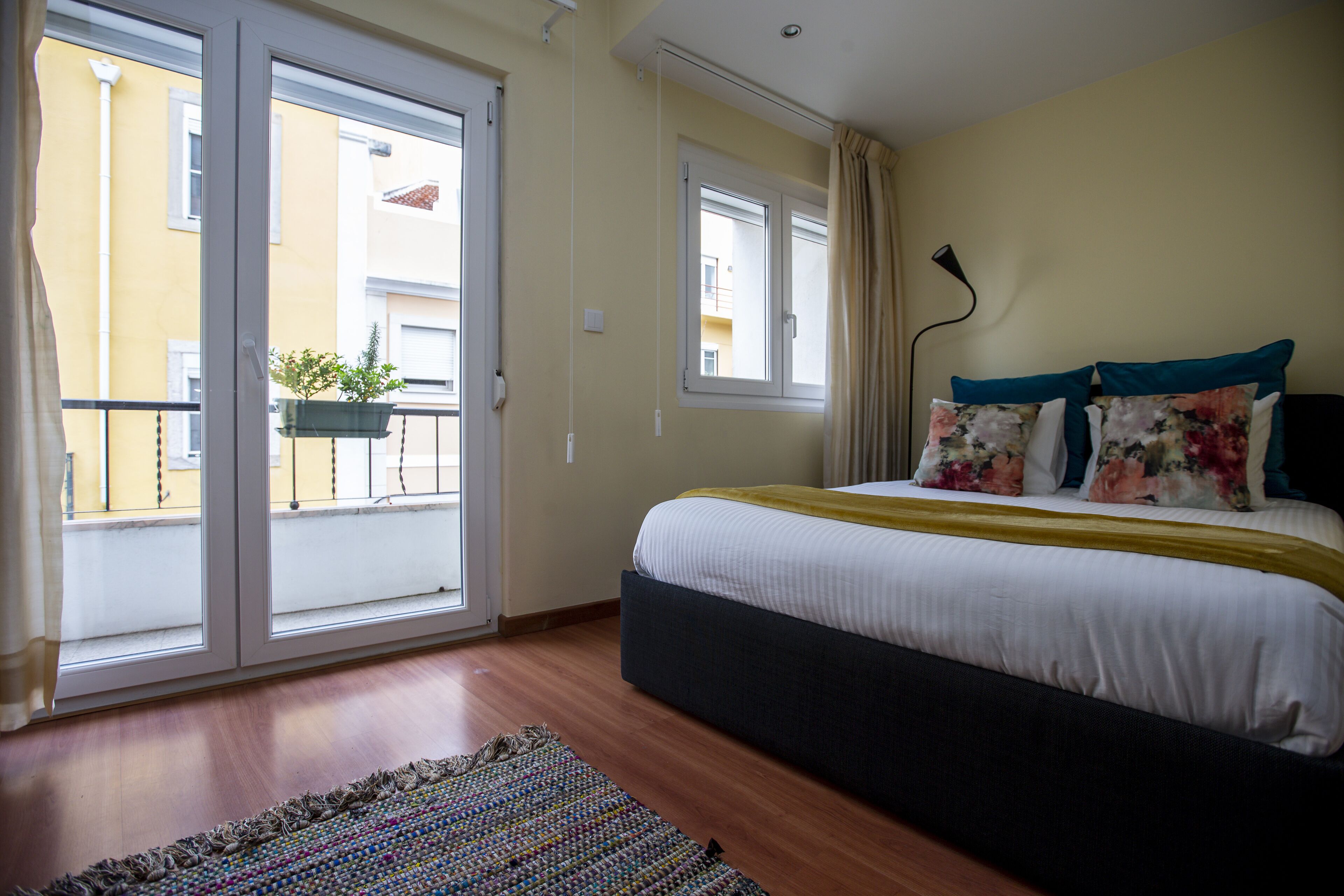 2 dormitoris, planxa i posts de planxar i un bressol de viatge 