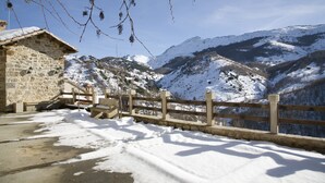 A stone building with a wooden fence in a snowy mountainous area. - La Majada de Peñacorada I C.R Ideal with children in the foothills of Picos de Europa (Fuentes de Peñacorada)