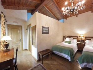 2 Schlafzimmer, Schreibtisch, Bügeleisen/Bügelbrett, Reisekinderbett