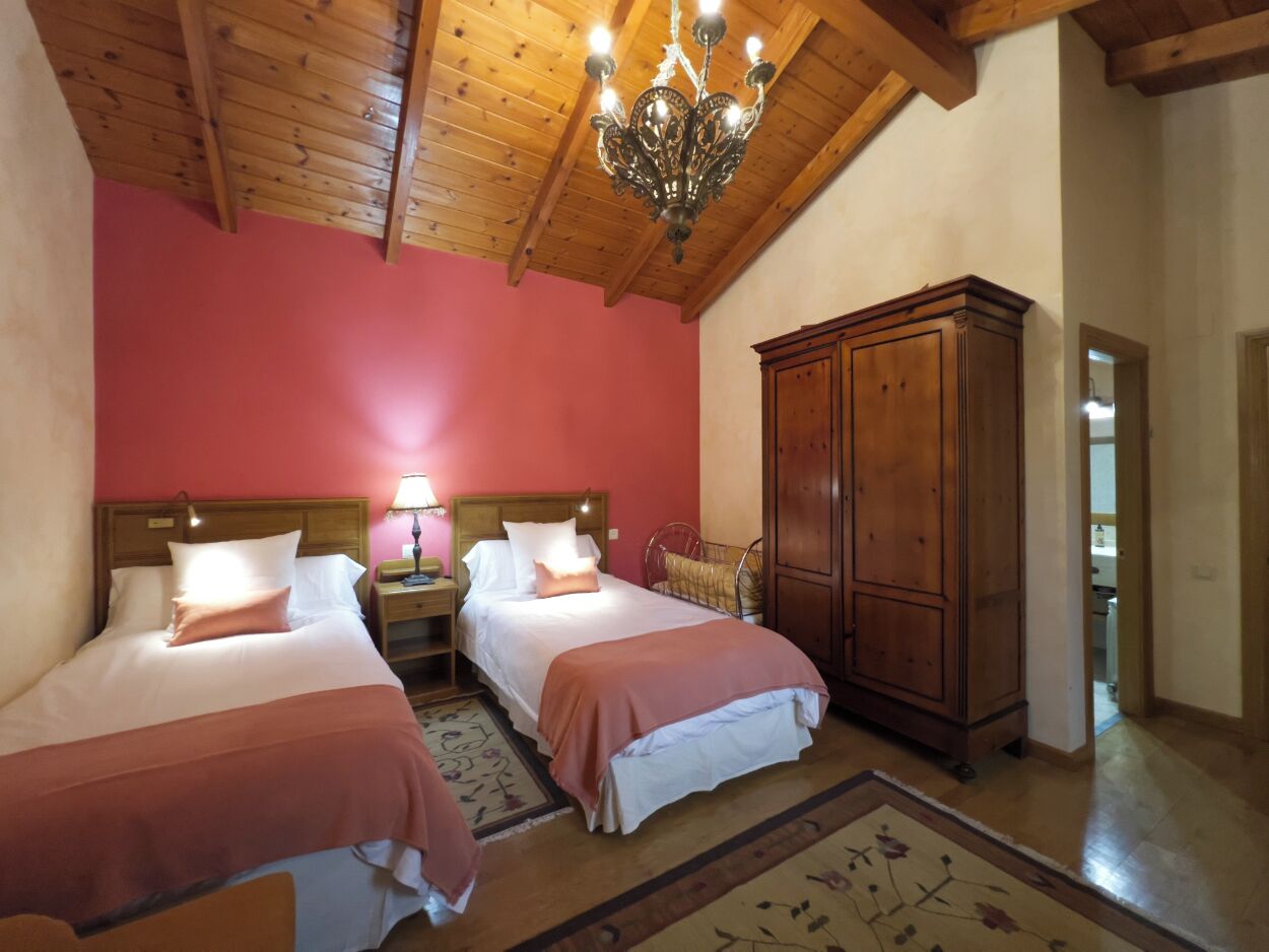 2 dormitorios, escritorio, tabla de planchar con plancha y cuna de viaje