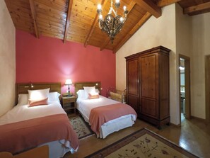 2 chambres, bureau, fer et planche à repasser, lit parapluie