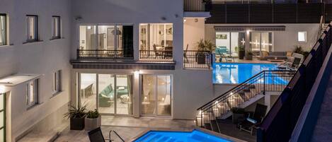 حمّام سباحة خارجي، حمّام سباحة مُدفَّأ