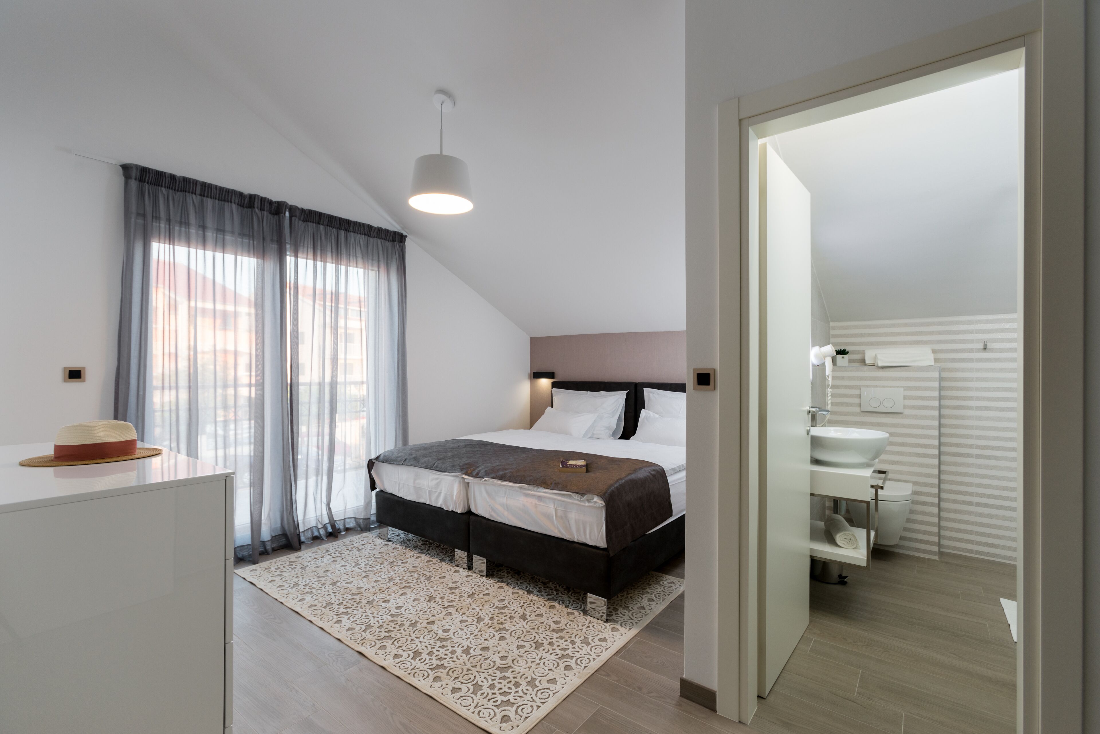 3 bedrooms, in-room safe, iron/ironing board, WiFi