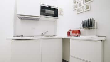 Réfrigérateur, micro-ondes, plaque de cuisson, lave-vaisselle