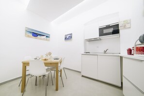 Frigorífic, microones, placa de cuina i rentaplats 