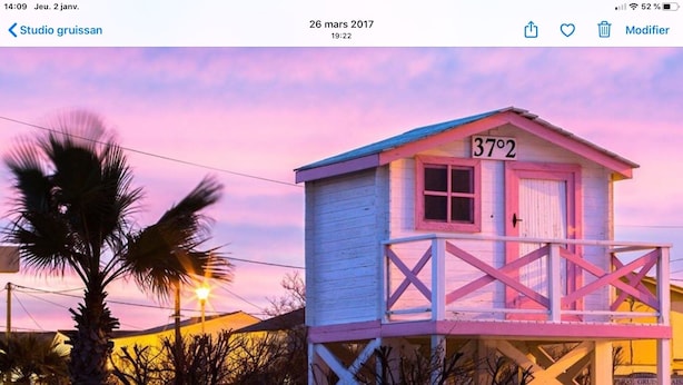 A beach house with a balcony, a sign reading "37°2", and a palm tree in the foreground. - Studio Gruissan plage wifi piscine, clim, parking, équipée 4 pers, RDC, terrasse sud (Gruissan Plage)