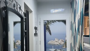 A room with a view of the sea, a wooden dock, and a boat. - Studio Gruissan plage wifi piscine, clim, parking, équipée 4 pers, RDC, terrasse sud (Gruissan Plage)