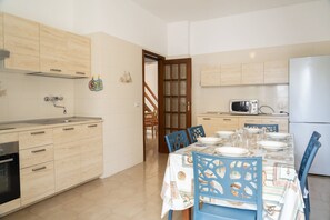 Fridge, oven, stovetop, coffee/tea maker