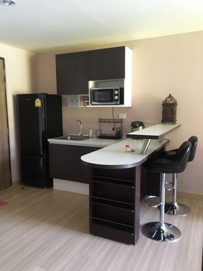 Kylskåp, mikrovågsugn, vattenkokare och brödrost