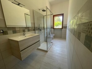 Een douche, een haardroger, een bidet, handdoeken