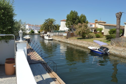 Belle maison pour 8 personnes avec piscine et amarre de 7,5 m à Empuriabrava