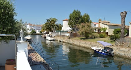 Belle maison pour 8 personnes avec piscine et amarre de 7,5 m Ă Empuriabrava