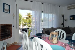 Dining - Beautiful house for 8 people with pool and 7.5 m mooring in Empuriabrava (Empuriabrava)