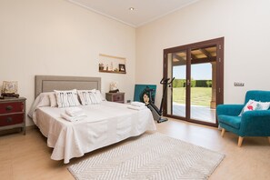 4 bedrooms, iron/ironing board, travel cot, free WiFi - Villa SANT VICENS for 8 with swimming pool surrounded by nature (Sa Pobla)