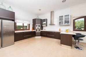 Køleskab, mikrobølgeovn, ovn, kogeplade