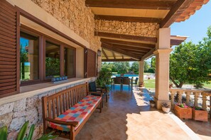 Outdoor dining - Villa SANT VICENS for 8 with swimming pool surrounded by nature (Sa Pobla)