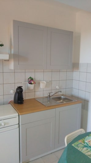 Køleskab, ovn, kogeplade, kaffe-/temaskine