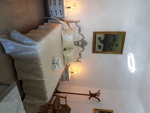 3 bedrooms, iron/ironing board, bed sheets