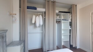 A bedroom with a bed, a wardrobe, and a bedside table. - Charming Vendée house with small enclosed garden (Olonne-sur-Mer)