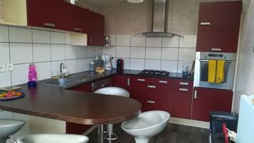 Een koelkast, een microgolfoven, een oven, een kookplaat