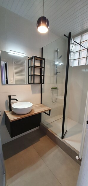 Dusche, Haartrockner, Toilettenpapier