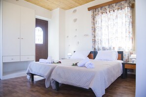 4 عدّة غرف نوم ومكتب وتجهيزات عازلة للصوت ومكواة/لوح كي