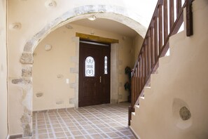 المنشأة من الداخل