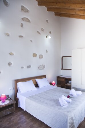 4 bedrooms, desk, soundproofing, iron/ironing board