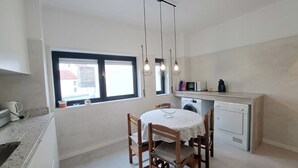 Kaffetrakter/tekoker, kjøleskap, mikrobølgeovn og ovn
