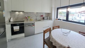 Kaffetrakter/tekoker, kjøleskap, mikrobølgeovn og ovn