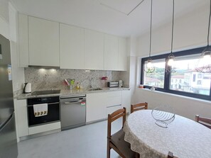 Fridge, microwave, oven, stovetop - Apartment rental (Pte. de Lima)