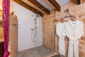 Dutxa, banyera d'hidromassatge, assecador de cabells i tovalloles 