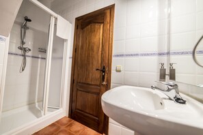 Haartrockner, Handtücher, Seife, Shampoo