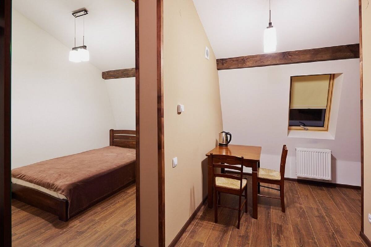 Estudio (8/28) | Tabla de planchar con plancha, wifi gratis y ropa de cama