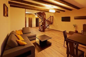 Appartement (8/25) | Woonruimte | Een televisie
