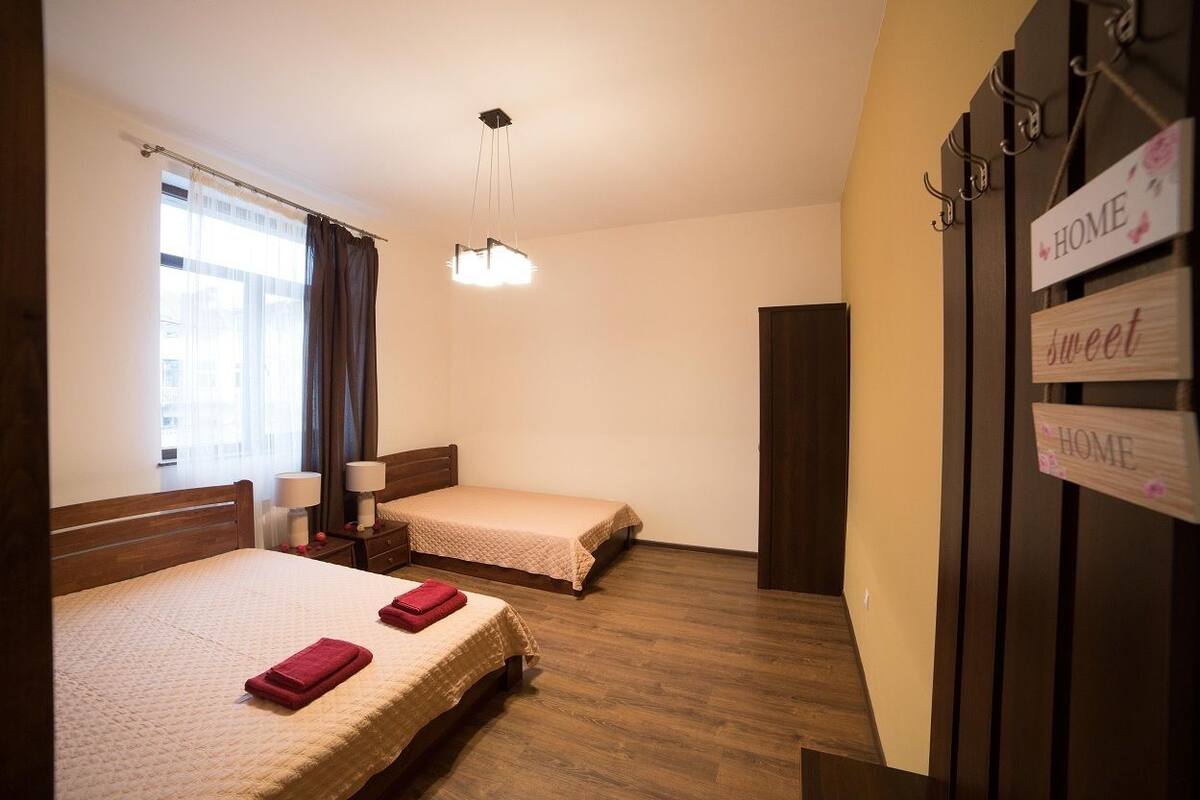 Estudio (8/27) | Tabla de planchar con plancha, wifi gratis y ropa de cama