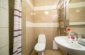 Estudio (8/210) | Baño | Amenidades de baño gratuitas, secadora de cabello, pantuflas, toallas 