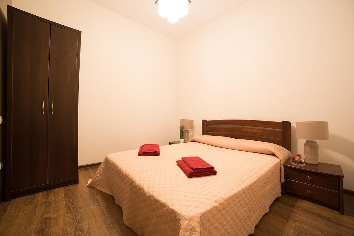 Estudio (8/26) | Tabla de planchar con plancha, wifi gratis y ropa de cama